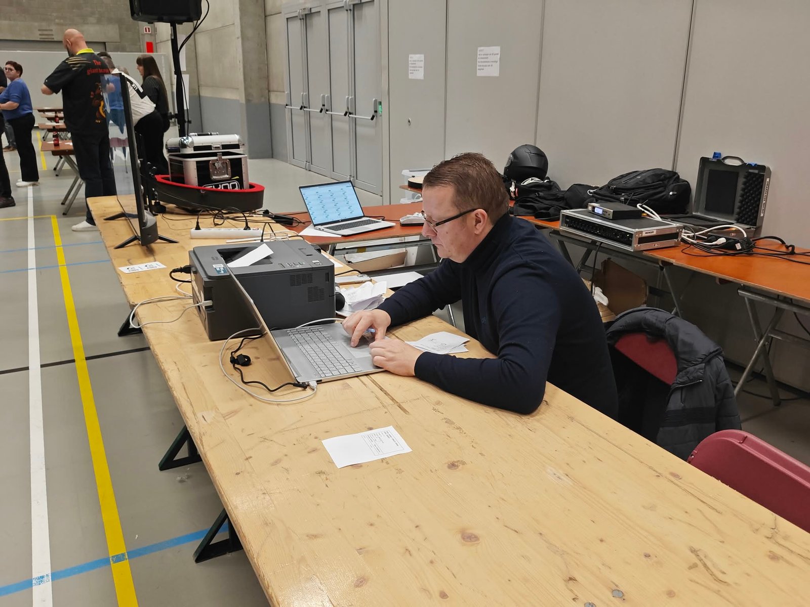 Stijn Boffel van Robodarts aan de wedstrijdtafel van Toeroet Open